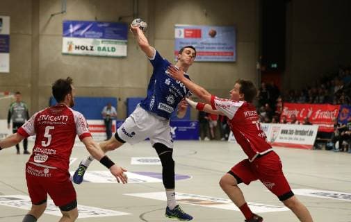 TuS Ferndorf TV Hüttenberg 26 04 2019 Center Björn Zintel TV Hüttenberg against left Jonas Faulenbach TuS Ferndorf and Mattis Michel TuS Ferndorf Kreuztal Stählerwiese Germany