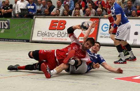 TuS Ferndorf TV Hüttenberg 26 04 2019 v lks Thomas Rink TuS Ferndorf is fouled by Ragnar Jóhannsson TV Hüttenberg to seven meter maturity Kreuztal Stählerwiese Germany