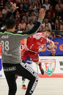 TuS Ferndorf TV Hüttenberg 26 04 2019 Lukas Zerbe TuS Ferndorf overcomes goalkeeper Nikolai Weber TV Hüttenberg with a fine turn to 3 4 Kreuztal Stählerwiese Germany