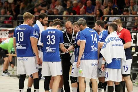 TuS Ferndorf TV Hüttenberg 26 04 2019 middle of picture coach Emir Kurtagic TV Hüttenberg with his team in the time-out Kreuztal Stählerwiese Germany
