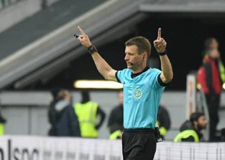27.04.2019, xmhx, Fussball 1.Bundesliga, Fortuna Duesseldorf - SV Werder Bremen emspor, v.l. Schiedsrichter Benjamin Cortus Videobeweis, Elfmeter, VAR, gestikuliert (DFL DFB REGULATIONS PROHIBIT ANY USE OF PHOTOGRAPHS as IMAGE SEQUENCES and or QUASI-VIDEO) Duesseldorf *** 27 04 2019 xmhx Football 1 Bundesliga Fortuna Duesseldorf SV Werder Bremen emspor v l Referee Benjamin Cortus Video proof Penalty VAR gesticulated DFL DFB REGULATIONS PROHIBIT ANY USE OF PHOTOGRAPHS as IMAGE SEQUENCES and or QUASI VIDEO Duesseldorf