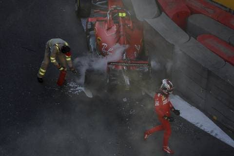Sport Bilder des Tages April 27, 2019 - Baku, Azerbaijan - CHARLES LECLERC of Scuderia Ferrari Mission Winnow crashes during the qualifying session of the Formula 1 Azerbaijan Grand Prix at Baku City Circuit in Baku, Azerbaijan. Formula 1 Azerbaijan Grand Prix - Qualifying - ZUMAg147 20190427_zap_g147_017 Copyright: xJamesxGasperottix