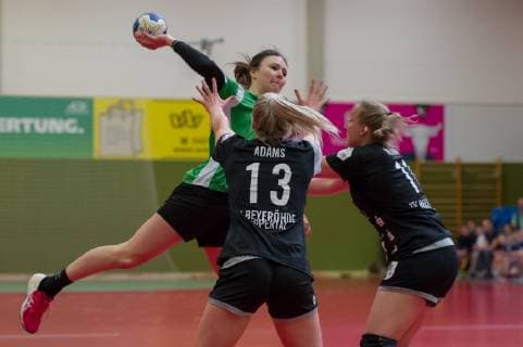 v li Merle Heidergott SV Werder Bremen 3 at the throw game scene action Pia Adams TV Beyeröhde 13 and Johanna Heldmann TV Beyeröhde 11 handball 2 Bundesliga women SV Werder Bremen TV Beyeröhde xobx