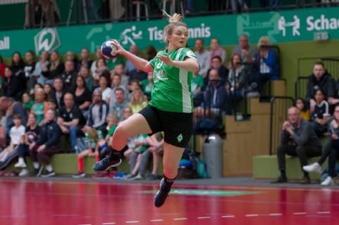 Alina Otto SV Werder Bremen 27 at the throw game scene action handball 2 Bundesliga women SV Werder Bremen TV Beyeröhde xobx