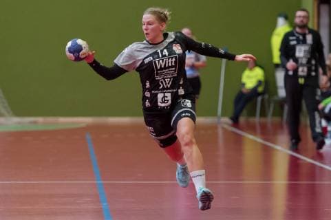 v li Michelle Stefes TV Beyeröhde 14 on the ball game scene action handball 2 Bundesliga women SV Werder Bremen TV Beyeröhde xobx