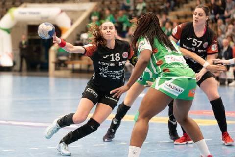 18 Iveta Luzumova Thuringia HC against 10 Prudence Georgette Kinlend Frisch Auf Frauen Frisch Auf Göppingen vs SV Union Halle Neustadt Handball Women 1 Bundesliga 15 09 2018 Frisch Auf Göppingen vs SV Union Halle Neustadt Handball Women 1 Bundesliga 15 09 2018 Photo Michael Schmidt Eibner Press photo Göppingen Copyright: xEIBNER Michael_Schmidtx EP_MST