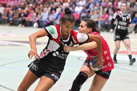 Rafika Ettaqi HSG Bensheim Auerbach 6 against Julia Harsfalvi TusSies Metzingen 18 TusSies Metzingen Handball HBF League 27 04 2019 Photo TBaur Eibner TusSies Metzingen vs HSG Bensheim Auerbach Metzingen Copyright: xEIBNER TobiasxBaurx EP_TBR