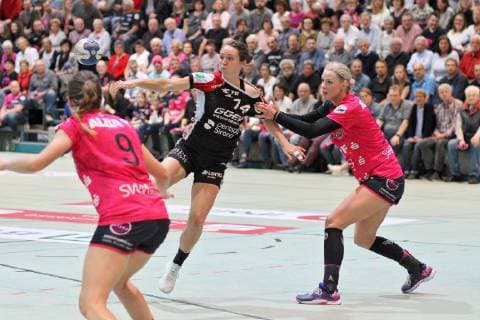 Sanne Hoekstra HSG Bensheim Auerbach 14 vs. Shenia Minevskaja TusSies Metzingen 13 TusSies Metzingen Handball HBF League 27 04 2019 Photo TBaur Eibner TusSies Metzingen vs. HSG Bensheim Auerbach Metzingen Copyright: xEIBNER TobiasxBaurx EP_TBR