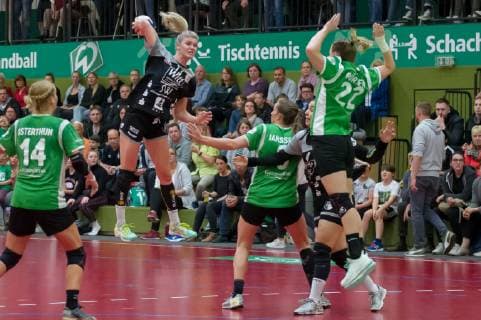 v li Pia Adams TV Beyeröhde 13 at the throw Game scene Action Lena Janssens SV Werder Bremen 9 Jennifer Börsen SV Werder Bremen 22 Handball 2 Bundesliga Women SV Werder Bremen TV Beyeröhde xobx