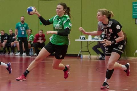 v li Merle Heidergott SV Werder Bremen 3 and Anna Lena Tomlik TV Beyeröhde 20 in duel duel game scene action handball 2 Bundesliga women SV Werder Bremen TV Beyeröhde xobx