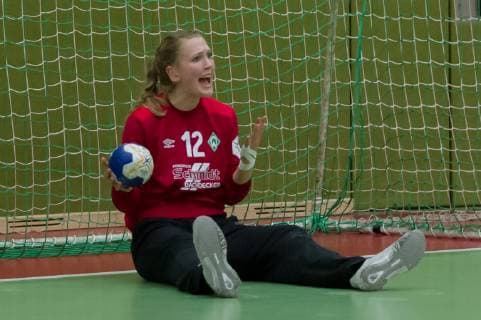 Marie Andresen goalkeeper goalkeeper SV Werder Bremen 12 sits on the ground gives instructions gesticulated with the arms gesticulate handball 2 Bundesliga women SV Werder Bremen TV Beyeröhde xobx