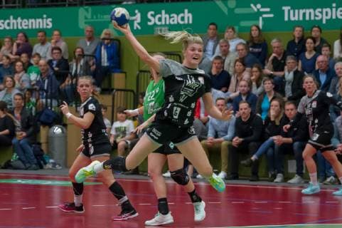 Pia Adams TV Beyeröhde 13 at the throw game scene action handball 2 Bundesliga women SV Werder Bremen TV Beyeröhde xobx