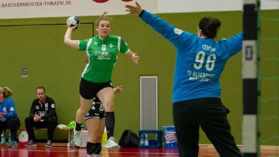 v li Jordis Mehrtens SV Werder Bremen 8 at the throw game scene action against Dana Centini goalkeeper goalkeeper TV Beyeröhde 96 handball 2 Bundesliga women SV Werder Bremen TV Beyeröhde xobx