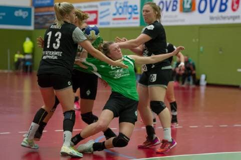 v li Pia Adams TV Beyeröhde 13 and Jennifer Börsen SV Werder Bremen 22 in duel duel game scene action handball 2 Bundesliga women SV Werder Bremen TV Beyeröhde xobx