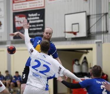 Germany Kelkheim Münster 27 04 2019 Handball Hessen Oberliga Herren Saison 2018 2019 TSG Münster blau TV Büttelborn ws v l Marc Zelser Münster Manuel Janz TV Büttelborn Sport TSG Münster TV Büttelborn