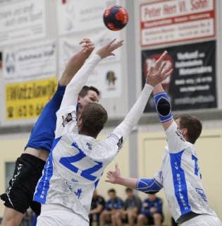Germany Kelkheim Münster 27 04 2019 Handball Hessen Oberliga Men Season 2018 2019 TSG Münster blue TV Büttelborn ws v l Jonas Höllebrand Münster Manuel Janz TV Büttelborn Michael Wagner TV Büttelborn Sport TSG Münster TV Büttelborn