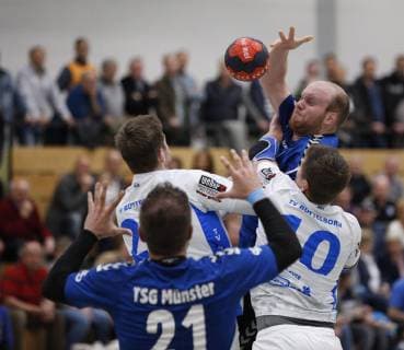 Germany Kelkheim Münster 27 04 2019 Handball Hessen Oberliga Herren Saison 2018 2019 TSG Münster blue TV Büttelborn ws v l Sebastian Jacobi Münster Manuel Janz TV Büttelborn Marc Zelser Münster Michael Wagner TV Büttelborn Sport TSG Münster TV Büttelborn