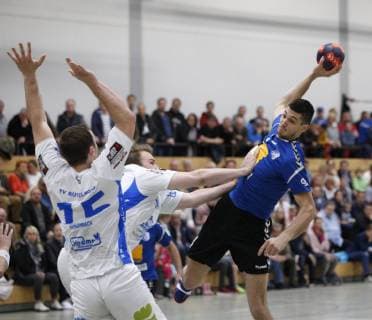 Germany Kelkheim Münster 27 04 2019 Handball Hessen Oberliga Men Season 2018 2019 TSG Münster blue TV Büttelborn ws v l Maximilian Kehlenbach TV Büttelborn Daniel Hackeschmidt TV Büttelborn Klaudio Hranjec Münster Sport TSG Münster TV Büttelborn