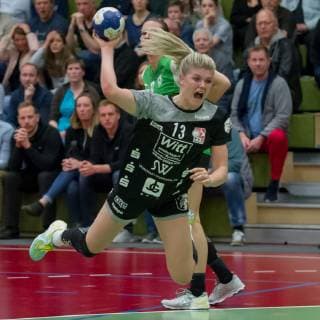 v li Pia Adams TV Beyeröhde 13 at the throw game scene action handball 2 Bundesliga women SV Werder Bremen TV Beyeröhde xobx