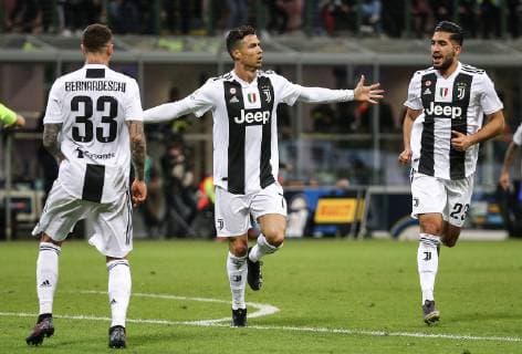 (190428) -- MILAN, April 28, 2019 (Xinhua) -- Juventus s Cristiano Ronaldo (C) celebrates his goal during the Serie A soccer match with Inter Milan in Milan, Italy, April 27, 2019. The match ended in a 1-1 draw. (Xinhua Alberto Lingria) (SP)ITALY-MILAN-SOCCER-SERIE A-INTER MILAN VS JUVENTUS 