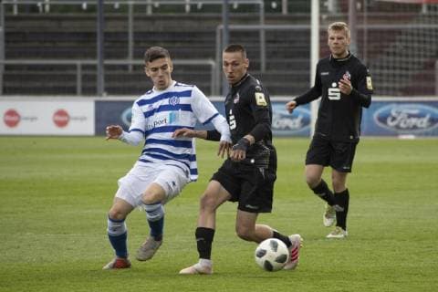1. FC Köln U19 - MSV Duisburg U19 Fussball A-Junioren Bundesliga 2018 2019 Franz- Kremer-Stadion Koeln Deutschland Datum: 28.04.2019 Links: Diamant Berisha (Duisburg) Rechts: Darko Churlinov (1. FC Köln) *** 1 FC Köln U19 MSV Duisburg U19 Football A Juniors Bundesliga 2018 2019 Franz Kremer Stadium Cologne Germany Date 28 04 2019 Links Diamant Berisha Duisburg Right Darko Churlinov 1 FC Köln