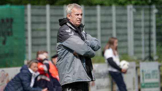 Steffen Beck coach head coach Jena single picture action action football 2 women Bundesliga TSG 1899 Hoffenheim II U20 FF USV Jena DFB DFL REGULATIONS PROHIBIT ANY USE OF PHOTOGRAPHS AS IMAGE SEQUENCES AND OR QUASI VIDEO xozx