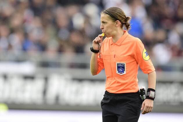 Sport Bilder des Tages Stephanie Frappart - arbitre FOOTBALL : Amiens vs RC Strasbourg - Conforama Ligue1 - 28 04 2019 JBAutissier Panoramic 