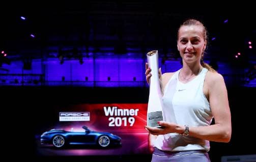 BAU 28 04 2019 Stuttgart Tennis Porsche Tennis Grand Prix Final Petra KVITOVA CZE with her cup at the award ceremony in front of the winning car 911 Carreera