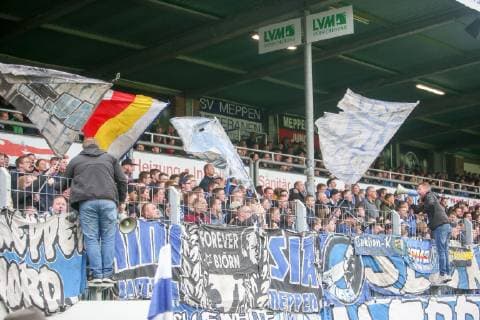 Meppen 27 04 2019 Hänsch Arena Football Men 3 League 35 Matchday SV Meppen FSV Zwickau In the picture Fans of SV Meppen According to the DFB Deutscher Fußball Bund it is forbidden to use or have used photos taken in the stadium and or from the match in the form of sequence pictures and or video-like photo series DFB regulations prohibit any use of photographs as image sequences and or quasi video