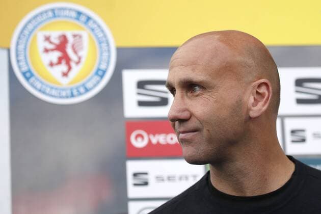 28 04 2019 Eintracht Stadion Braunschweig Ligaspiel 3 Liga Eintracht Braunschweig vs SC Preussen Muenster im Bild Andre Schubert Trainer Braunschweig Important note The DFB prohibits the use of sequence images on the internet and in online media during the match including half time Blocking period The DFB allows the publication and further use of the images on mobile devices especially MMS and via DVB H and DMB only after the end of the match Eintracht Braunschweig vs SC Preussen Muenster