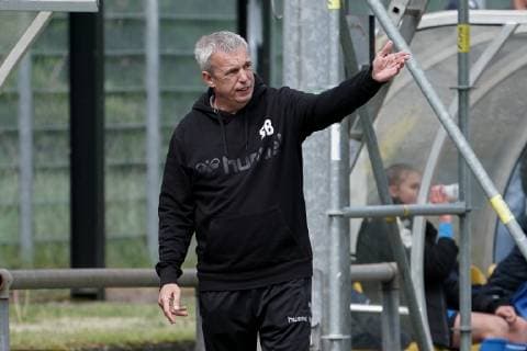 Steffen Beck coach head coach Jena gives instructions gesticulate with the arms gesticulate gives instructions gesticulate single picture action action football 2 women Bundesliga TSG 1899 Hoffenheim II U20 FF USV Jena DFB DFL REGULATIONS PROHIBIT ANY USE OF PHOTOGRAPHS AS IMAGE SEQUENCES AND OR QUASI VIDEO xozx