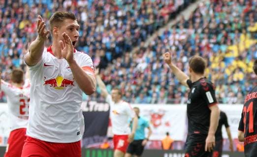 GER, 1. FBL, RasenBallsport Leipzig vs SC Freiburg 27.04.2019 , Leipzig, Red Bull Arena, GER, 1.FBL, Saison 2018 2019, 31. Spieltag, RasenBallsport Leipzig vs SC Freiburg im Bild Willi Orban (Leipzig) reklamiert Handspiel der Freiburger, es gibt Elfmeter DFL regulations prohibit any use of photographs as image sequences and or quasi-video *** GER 1 FBL RasenBallsport Leipzig vs. SC Freiburg 27 04 2019 Leipzig Red Bull Arena GER 1 FBL Saison 2018 2019 31 Matchday RasenBallsport Leipzig vs. SC Freiburg in picture Willi Orban Leipzig complained about handball of Freiburg there are penalties DFL regulations prohibit any use of photographs as image sequences and or quasi video