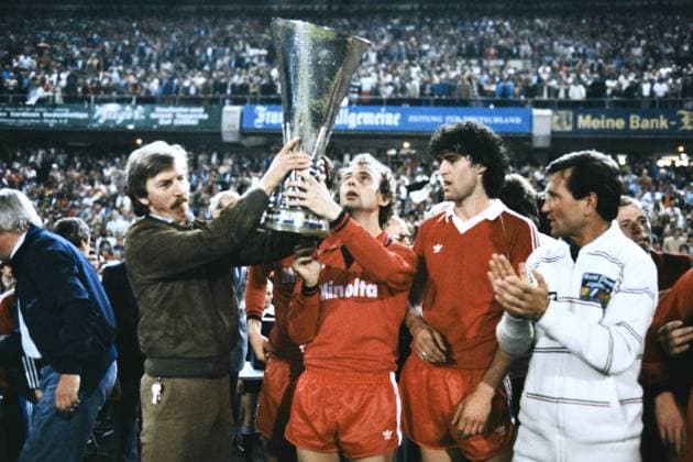 HOELZENBEIN Bernd Team Eintracht Frankfurt at the UEFA Cup victory ceremony with GRABOWSKI Juergen UEFA CUP Final 1980 at the Frankfurt Waldstadion Eintracht Frankfurt Borussia Moenchengladbach 1 0 on 21 May 1980 in Frankfurt