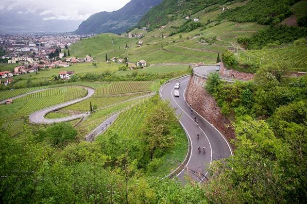 The peloton during the 5 stage of the Tour of the Alps 2019 here in the descent of Klobenstein Landscape Landscape Feature Nature Background Illustration Impression Overview compact peloton Action Racing scene Landscape horizontal Event Event 43 Tour of the Alps 5 Stage Stage 5 Caldaro Kaltern to Bolzano Bozen 147 8 km Location Bozen Region Trentino Land Country Italy Italy Date 26 04 2019 Cycling 43 Tour of the Alps 5 Stage 26 04 2019