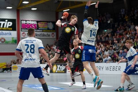 Lübbecke Germany 28 04 2019 2 Handball Bundesliga 2018 2019 TuS N Lübbecke vs Dessau Roßlauer HV M R Valentin Spohn Lübbecke Florian Pfeiffer Dessau Lübbecke Nordrhein Westfalen Germany Merkur Arena