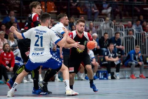 Lübbecke Germany 28 04 2019 2 Handball Bundesliga 2018 2019 TuS N Lübbecke vs. Dessau Roßlauer HV L R Patryk Walczak Lübbecke Philip Jungemann Dessau Bruno Zimmermann Dessau Dessau Kenji Hövels Lübbecke Lübbecke Nordrhein Westfalen Germany Merkur Arena