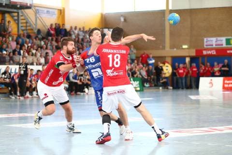 Lukas Saueressig Balingen in duel with Ragnar Johannsson Huettenberg TV Huettenberg vs. HBW Balingen Weilstetten Handball 2 Bundesliga 28 04 2019 TV Huettenberg vs. HBW Balingen Weilstetten Handball 2 Bundesliga 28 04 2019 Huettenberg Copyright: xEIBNER RenexWeissx EP_RWS