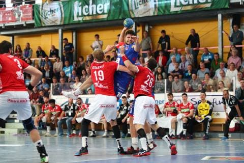 Juan de la Pena Morales Balingen in duel with Markus Stegefelt Huettenberg left and Tobias Hahn Huettenberg TV Huettenberg vs HBW Balingen Weilstetten Handball 2 Bundesliga 28 04 2019 TV Huettenberg vs HBW Balingen Weilstetten Handball 2 Bundesliga 28 04 2019 Huettenberg Copyright: xEIBNER RenexWeissx EP_RWS