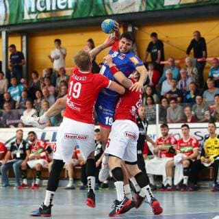 Juan de la Pena Morales Balingen in duel with Markus Stegefelt Huettenberg left and Tobias Hahn Huettenberg TV Huettenberg vs HBW Balingen Weilstetten Handball 2 Bundesliga 28 04 2019 TV Huettenberg vs HBW Balingen Weilstetten Handball 2 Bundesliga 28 04 2019 Huettenberg Copyright: xEIBNER RenexWeissx EP_RWS