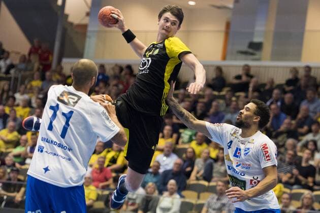 190429 Sävehofs Oskar Sunnefeldt in battle with Skövdes Kristian Svensson and Christoffer Hedberg during semifinal 2 in the Handball Leagues playoffs between Sävehof and Skövde on April 29 in Gothenburg,  Copyright: DANIELxSTILLER BB190429DS019
