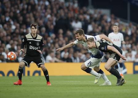 Frenkie de Jong of Ajax tussles with Fernando Llorente of Tottenham during the UEFA Champions League match at the Tottenham Hotspur Stadium, London. Picture date: 30th April 2019. Picture credit should read: David Klein Sportimage EDITORIAL USE ONLY. No use with unauthorised audio, video, data, fixture lists, club league logos or live services. Online in-match use limited to 120 images, no video emulation. No use in betting, games or single club league player publications. SPI-0063-0035