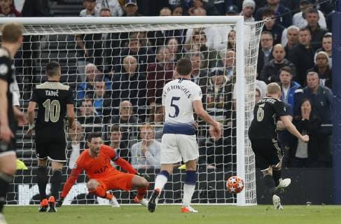 Donny van de Beek of Ajax scores the first goal past Hugo Lloris of Tottenham during the UEFA Champions League match at the Tottenham Hotspur Stadium, London. Picture date: 30th April 2019. Picture credit should read: David Klein Sportimage EDITORIAL USE ONLY. No use with unauthorised audio, video, data, fixture lists, club league logos or live services. Online in-match use limited to 120 images, no video emulation. No use in betting, games or single club league player publications. SPI-0063-0037