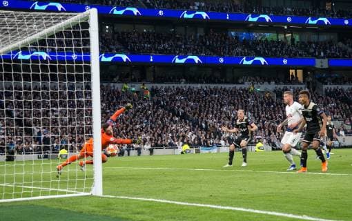 Donny van de Beek of Ajax scores a goal during the UEFA Champions League semi-final 1st leg match between Tottenham Hotspur and Ajax at Tottenham Hotspur Stadium, High Road, London, England on 30 April 2019. Copyright: xAndyxRowlandx PMI-2795-0001