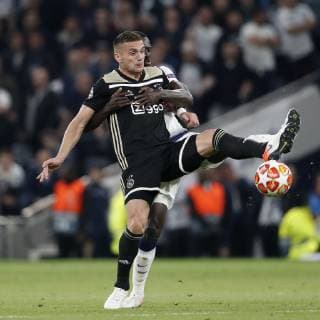 LONDON Football, 30-04-2019, season 2018 2019 , Tottenham Stadium . Semi final Champions League first leg. Ajax player Dusan Tadic and Tottenham Hotspur player Davinson Sanchez during the game Tottenham Hotspur - Ajax Tottenham Hotspur - Ajax  x3292282x