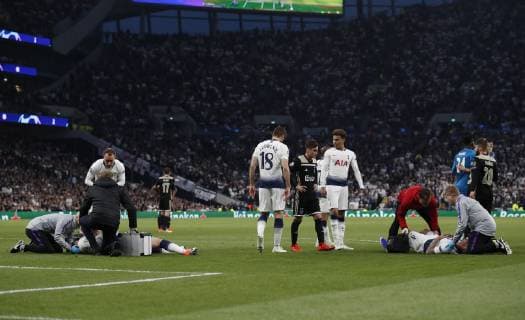 Jan Vertonghen and Toby Alderweireld of Tottenham injured during the UEFA Champions League match at the Tottenham Hotspur Stadium, London. Picture date: 30th April 2019. Picture credit should read: David Klein Sportimage EDITORIAL USE ONLY. No use with unauthorised audio, video, data, fixture lists, club league logos or live services. Online in-match use limited to 120 images, no video emulation. No use in betting, games or single club league player publications. SPI-0063-0068