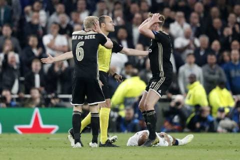 LONDON Football, 30-04-2019, season 2018 2019 , Tottenham Stadium . Semi final Champions League first leg. Ajax player Donny van de Beek, referee Mateu Lahoz and Ajax player Matthijs de Ligt during the game Tottenham Hotspur - Ajax Tottenham Hotspur - Ajax  x3292648x