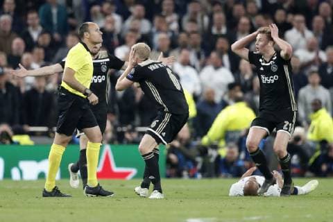 LONDON Football, 30-04-2019, season 2018 2019 , Tottenham Stadium . Semi final Champions League first leg. Ajax player Donny van de Beek, referee Mateu Lahoz and Ajax player Matthijs de Ligt during the game Tottenham Hotspur - Ajax Tottenham Hotspur - Ajax  x3292649x