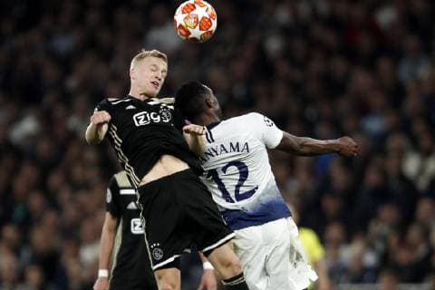(l-r) Donny van de Beek of Ajax, Victor Wanyama of Tottenham Hotspur FC during the UEFA Champions League semi final match between Tottenham Hotspur FC and Ajax Amsterdam at the Tottenham Hotspur stadium on April 30, 2019 in London, United Kingdom UEFA Champions League 2018 2019 xVIxVIxImagesx xMauricexvanxSteenxIVx 14336137