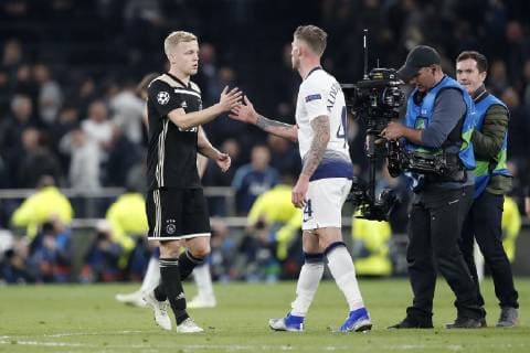 LONDON Football, 30-04-2019, season 2018 2019 , Tottenham Stadium . Semi final Champions League first leg. Ajax player Donny van de Beek and Tottenham Hotspur player Toby Alderweireld during the game Tottenham Hotspur - Ajax Tottenham Hotspur - Ajax x3292675x