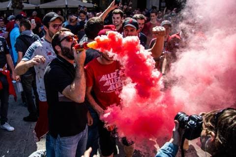 Sport Bilder des Tages May 1, 2019 - Barcelona, Chieti, Spain - Liverpool Hooligans with bengals celebrating the May Day in Barcelona, Spain, on May 1, 2019. ..F.C.Barcelona plays today against Liverpool the UEFA Champions League Semi Final first leg match at Camp Nou stadium on May 01, 2019 in Barcelona, Spain. Barcelona v Liverpool - UEFA Champions League Semi Final: First Leg  - ZUMAn230 20190501_zaa_n230_417 Copyright: xPauxVenteox